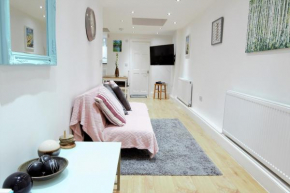 NEWLY REFURBISHED 2 BEDROOM APARTMENT IN THE HEART OF GREENWICH, London